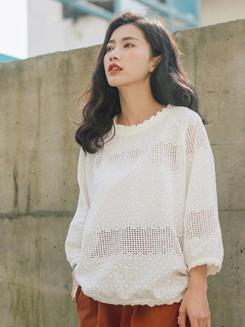 하늘하늘 펀칭 자수 블라우스